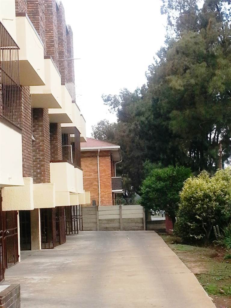 1.5 Bed Apartment in Germiston South photo number 2