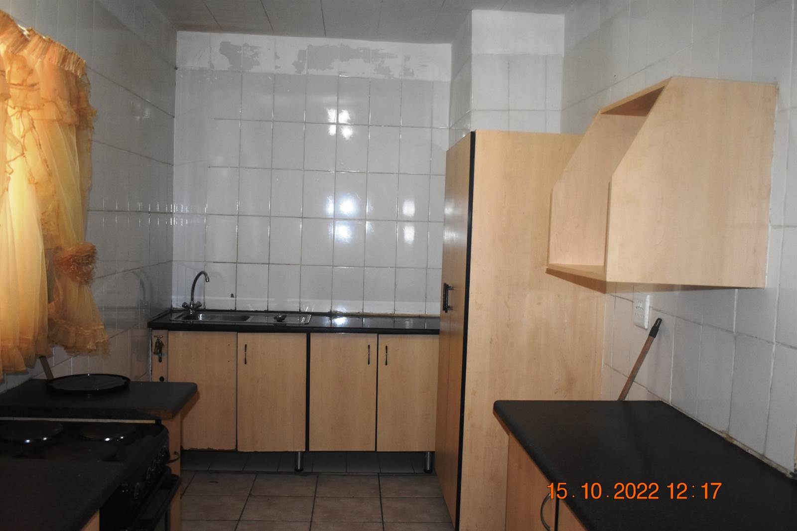 1.5 Bed Apartment in Germiston South photo number 3
