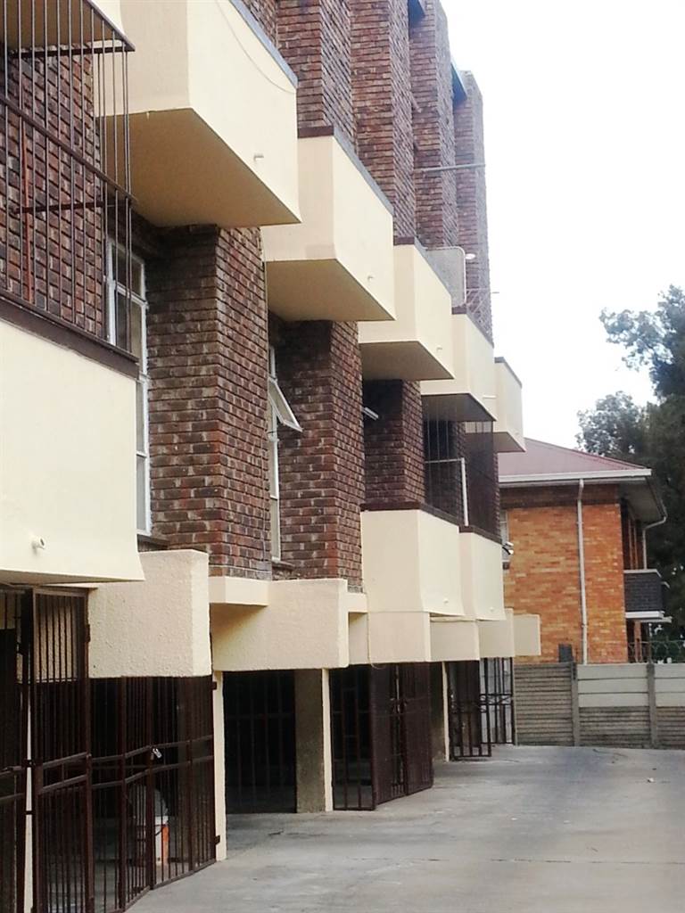 1.5 Bed Apartment in Germiston South photo number 5
