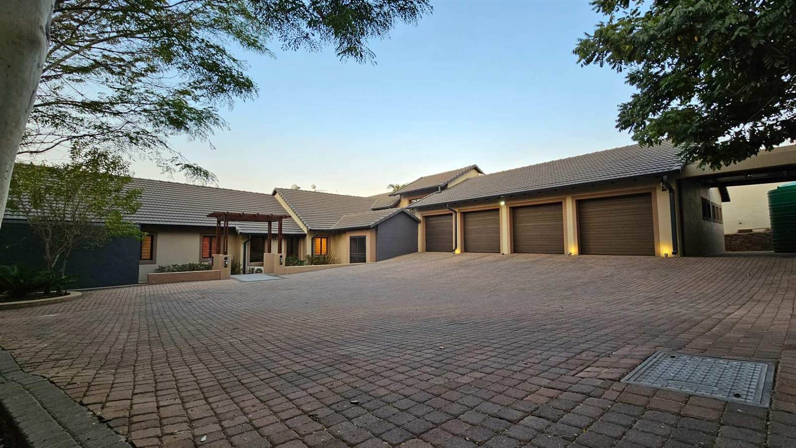 6 Bed House in Waterkloof Heights photo number 2