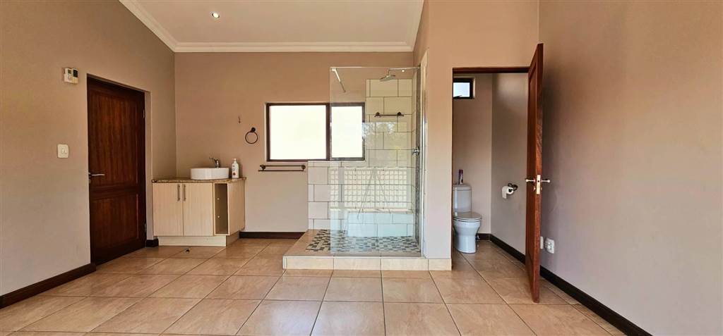 6 Bed House in Waterkloof Heights photo number 8