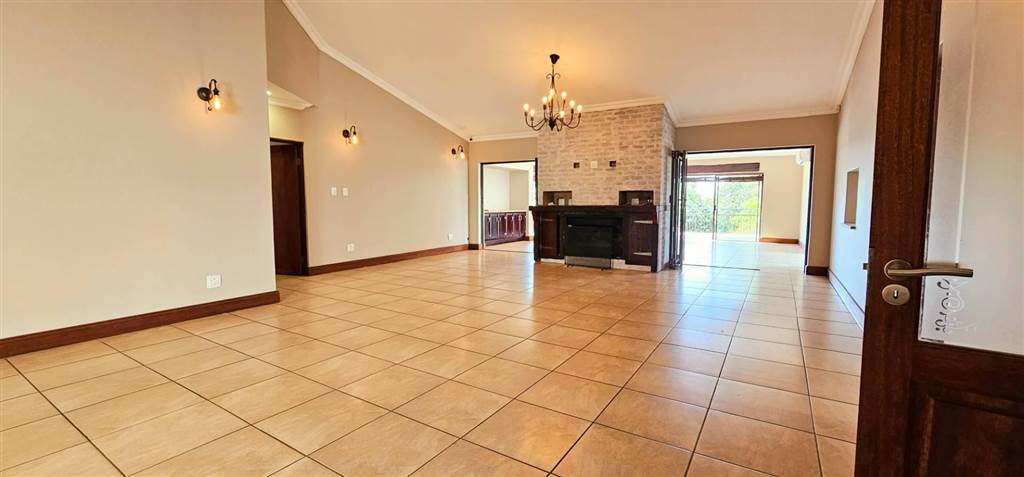 6 Bed House in Waterkloof Heights photo number 9