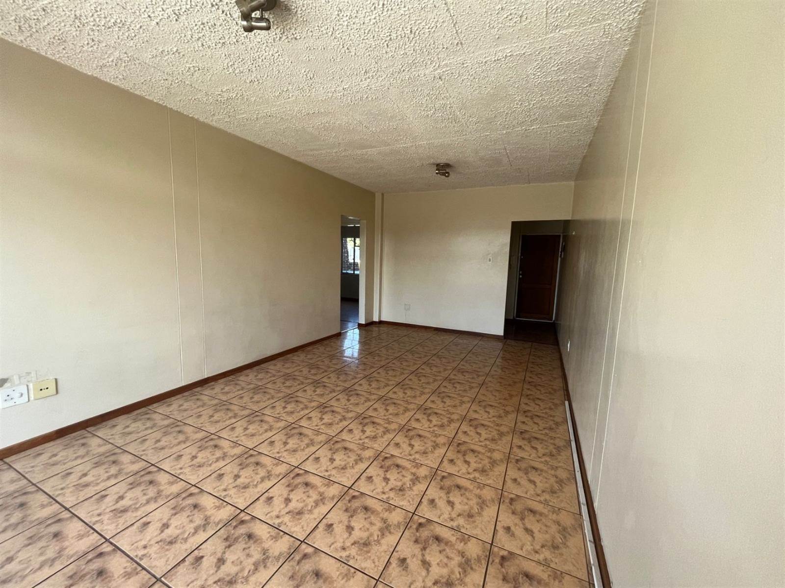 2 Bed Apartment in Garsfontein photo number 11