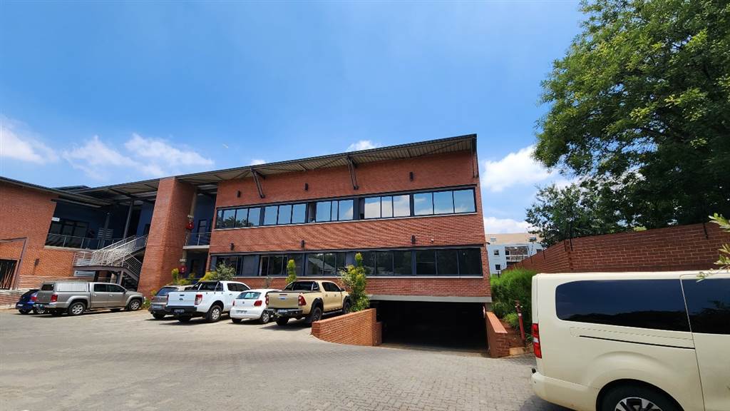 144  m² Commercial space in Lynnwood photo number 1