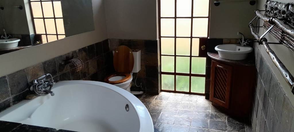 3 Bed Townhouse in Louis Trichardt photo number 8