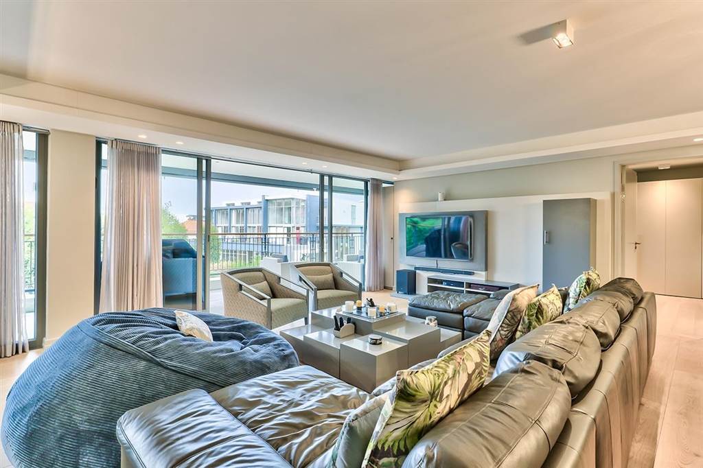 2 Bed Apartment in Sea Point photo number 2