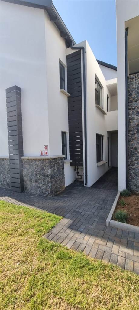 2 Bed Townhouse in Glen Marais photo number 2