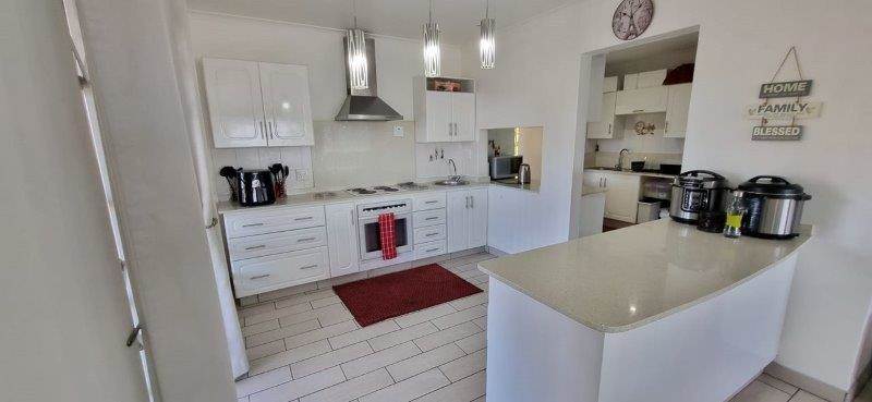 3 Bed Townhouse in Scottburgh Central photo number 2