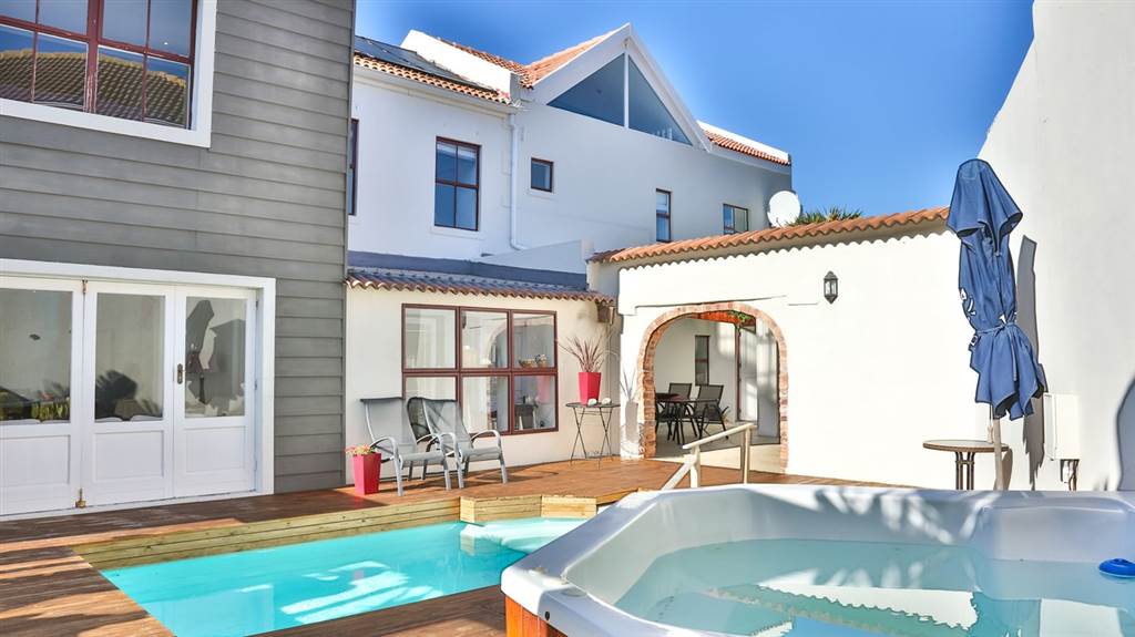 9 Bed House in Fish Hoek photo number 3