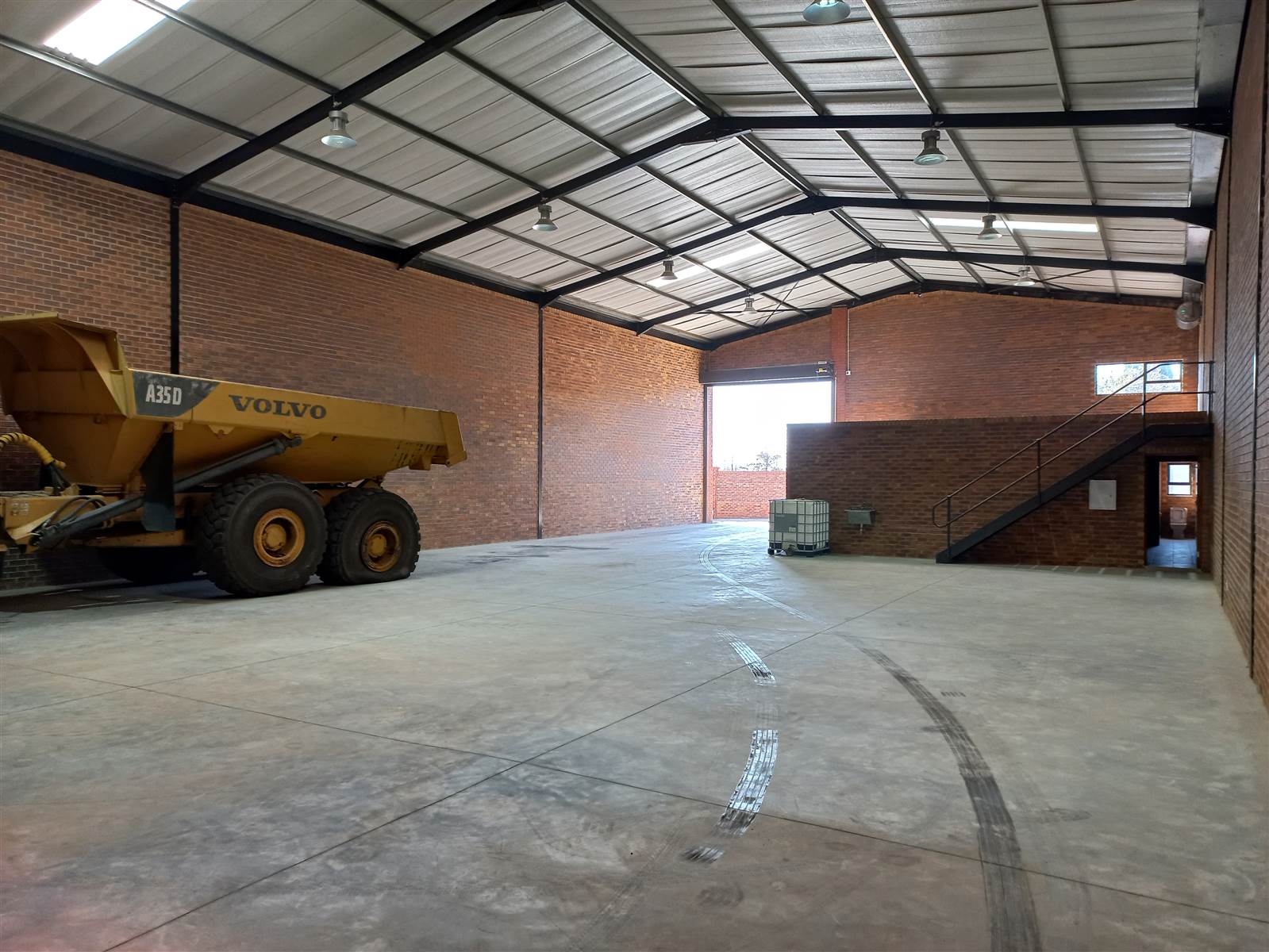 525  m² Industrial space in Pomona photo number 2