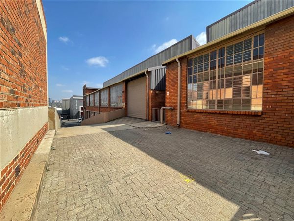 589  m² Industrial space