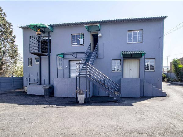 742  m² Commercial space