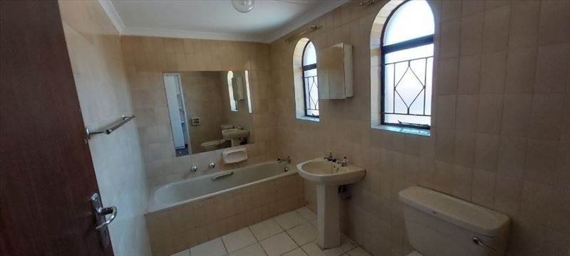 2 Bed Townhouse in Glen Marais photo number 22