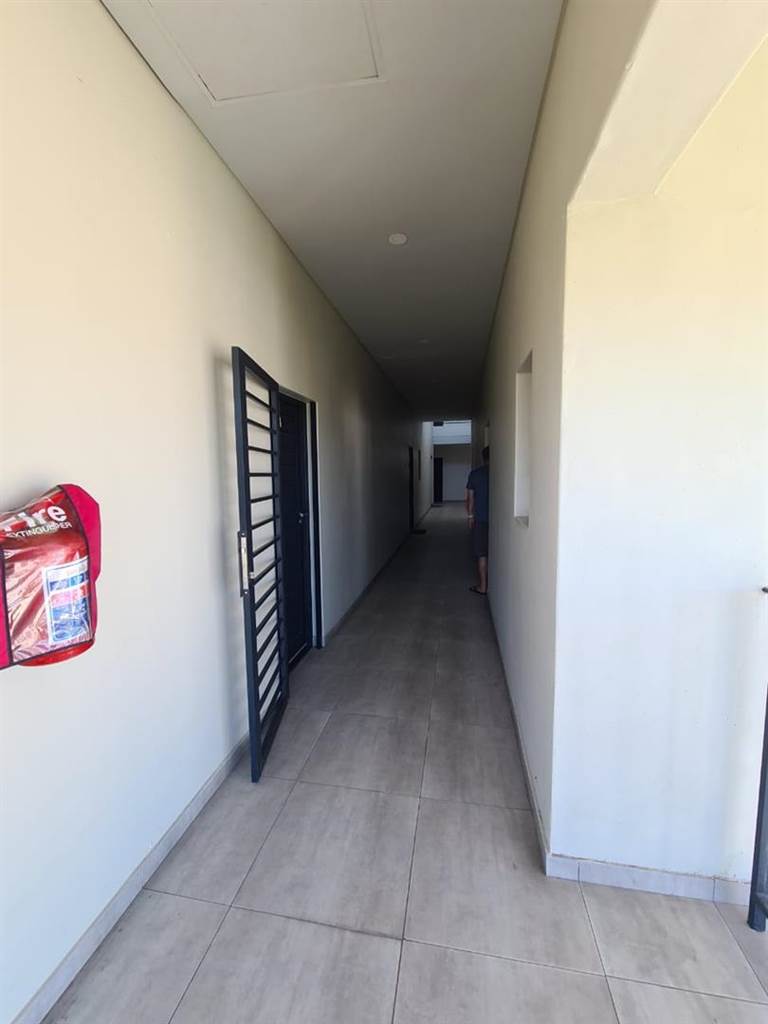 1 Bed Apartment in Blouberg Rise photo number 5