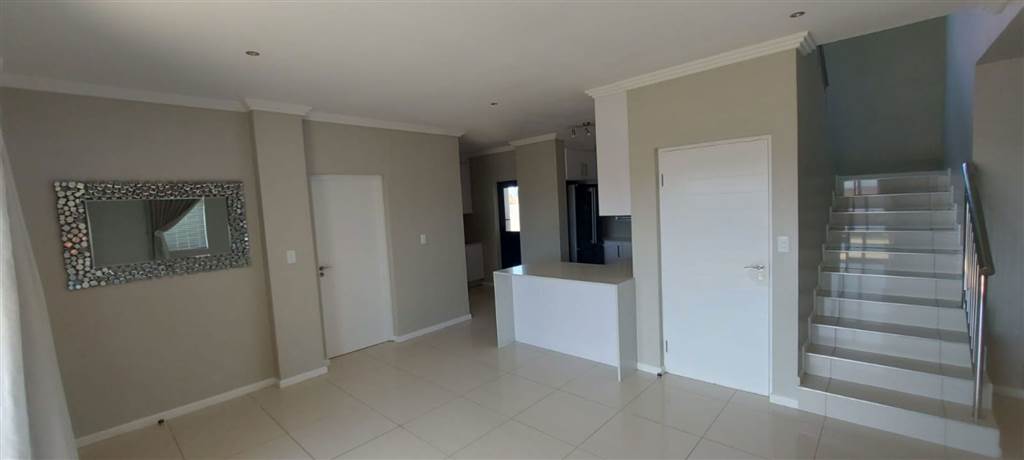 4 Bed House in Beacon Bay photo number 2