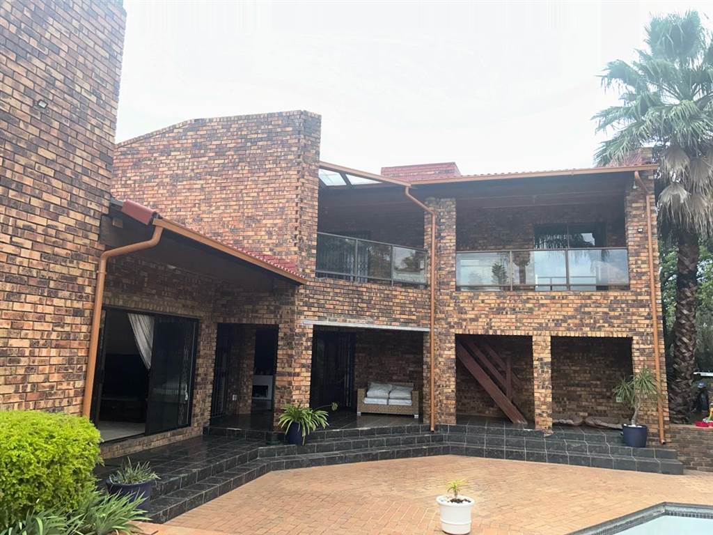 4 Bed Duplex in Douglasdale photo number 1