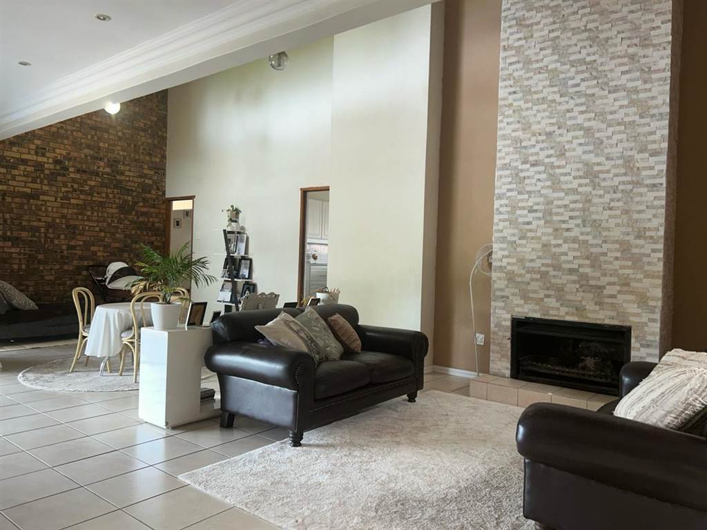 4 Bed Duplex in Douglasdale photo number 9