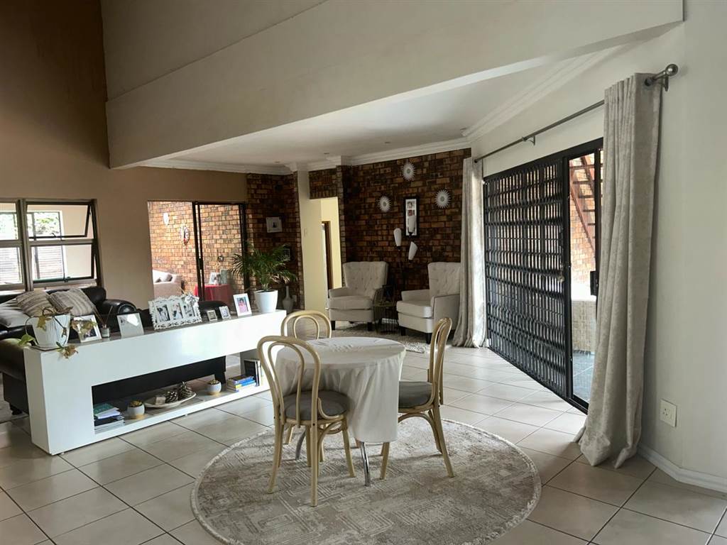 4 Bed Duplex in Douglasdale photo number 8