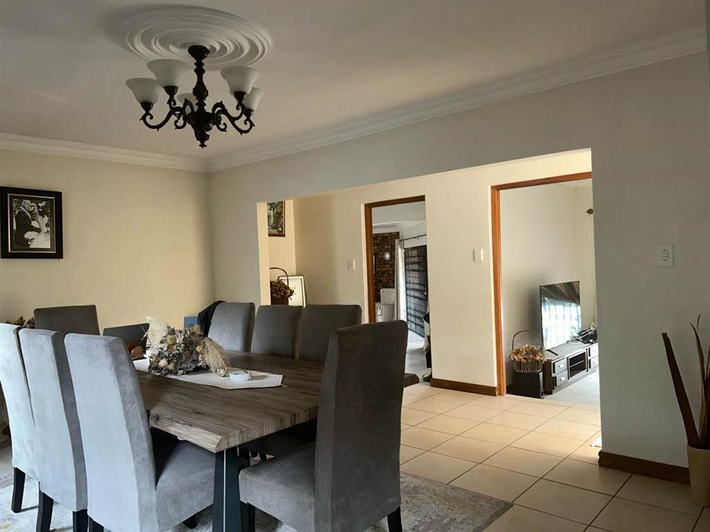 4 Bed Duplex in Douglasdale photo number 5