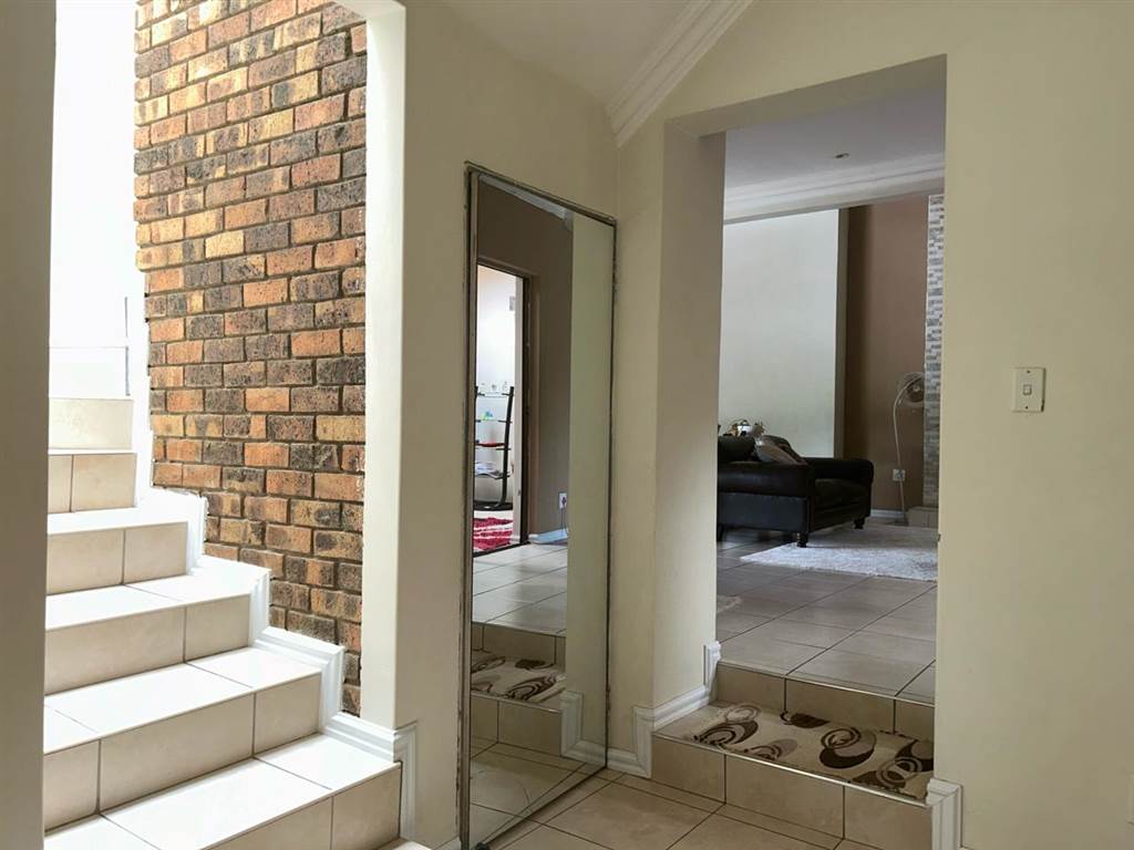 4 Bed Duplex in Douglasdale photo number 19