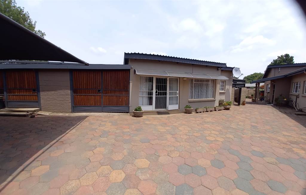 3 Bed House in Harrismith photo number 2