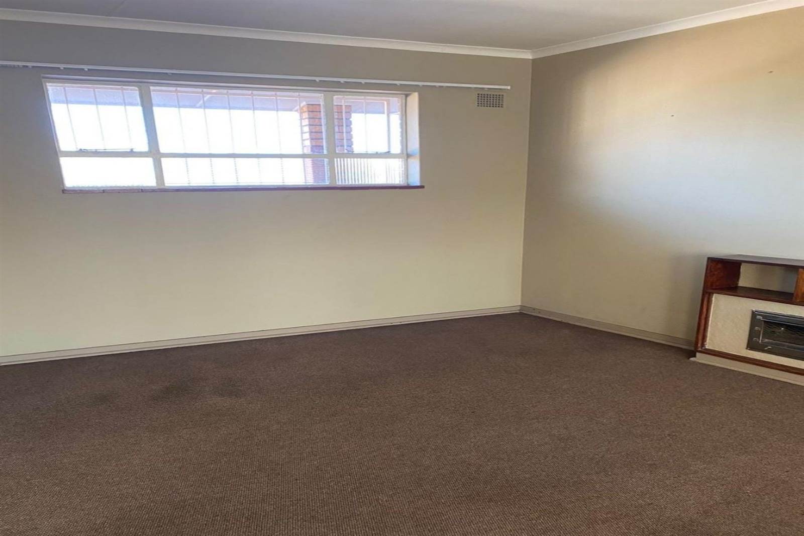 2 Bed Apartment in Witbank Central photo number 5