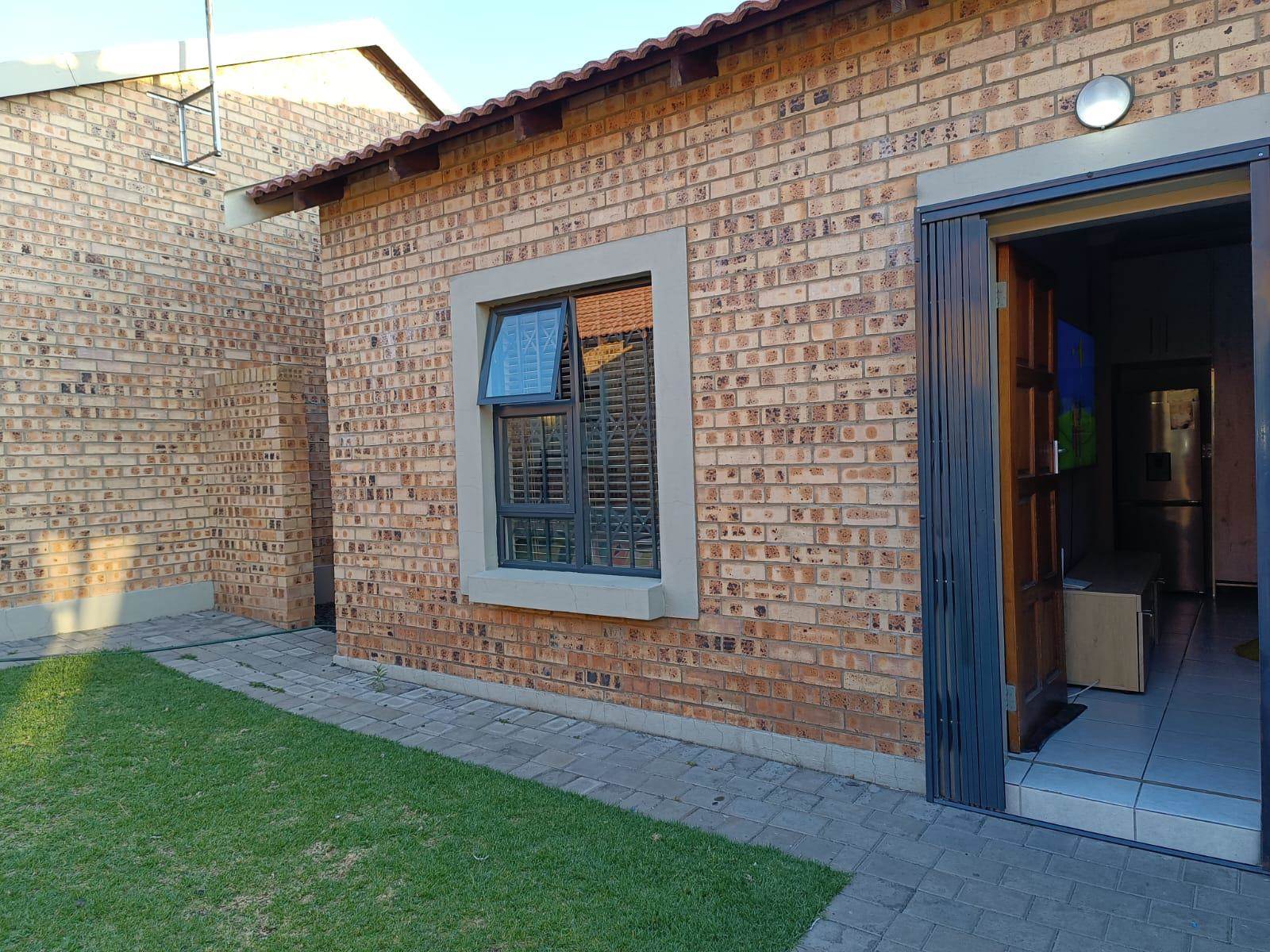 3 Bed Apartment in Trichardt photo number 6