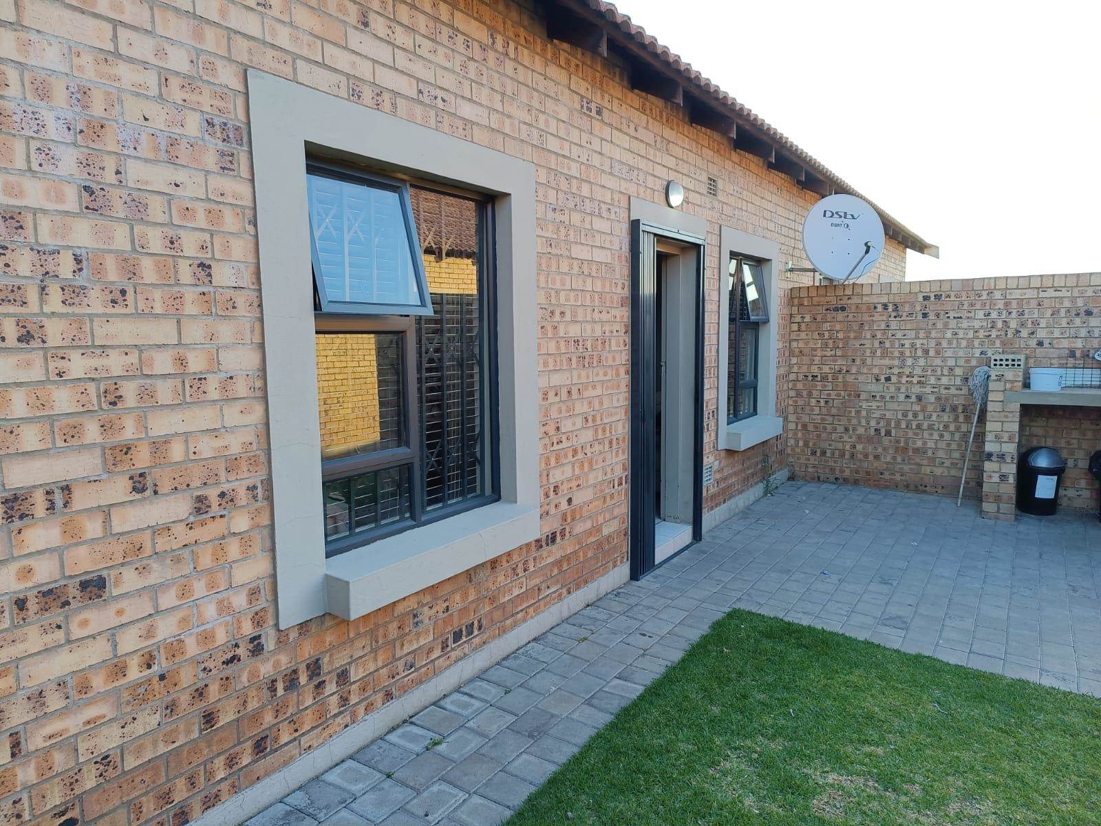 3 Bed Apartment in Trichardt photo number 2