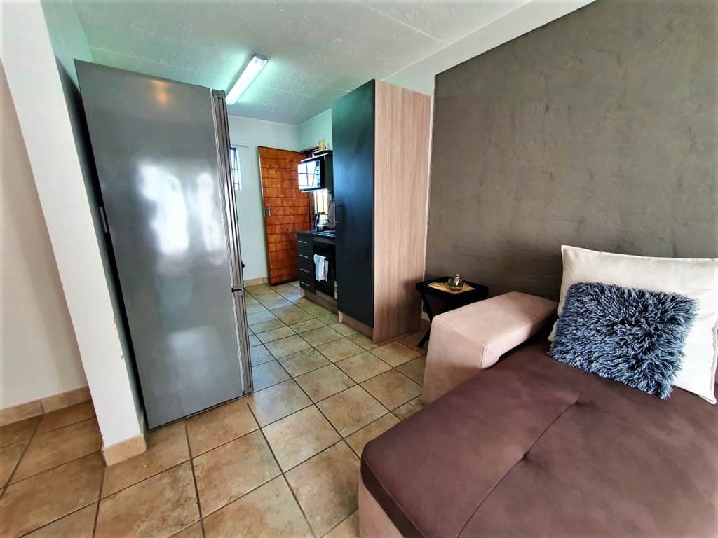2 Bed Apartment in Rooihuiskraal North photo number 9