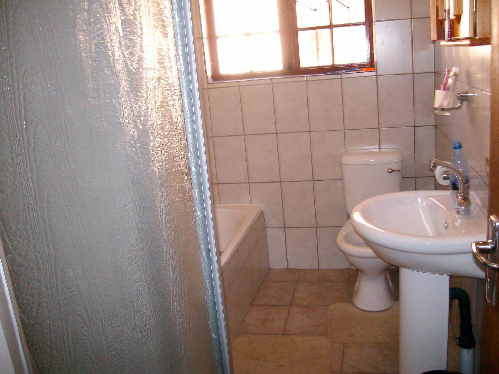 2 Bed Townhouse in Harrismith photo number 12