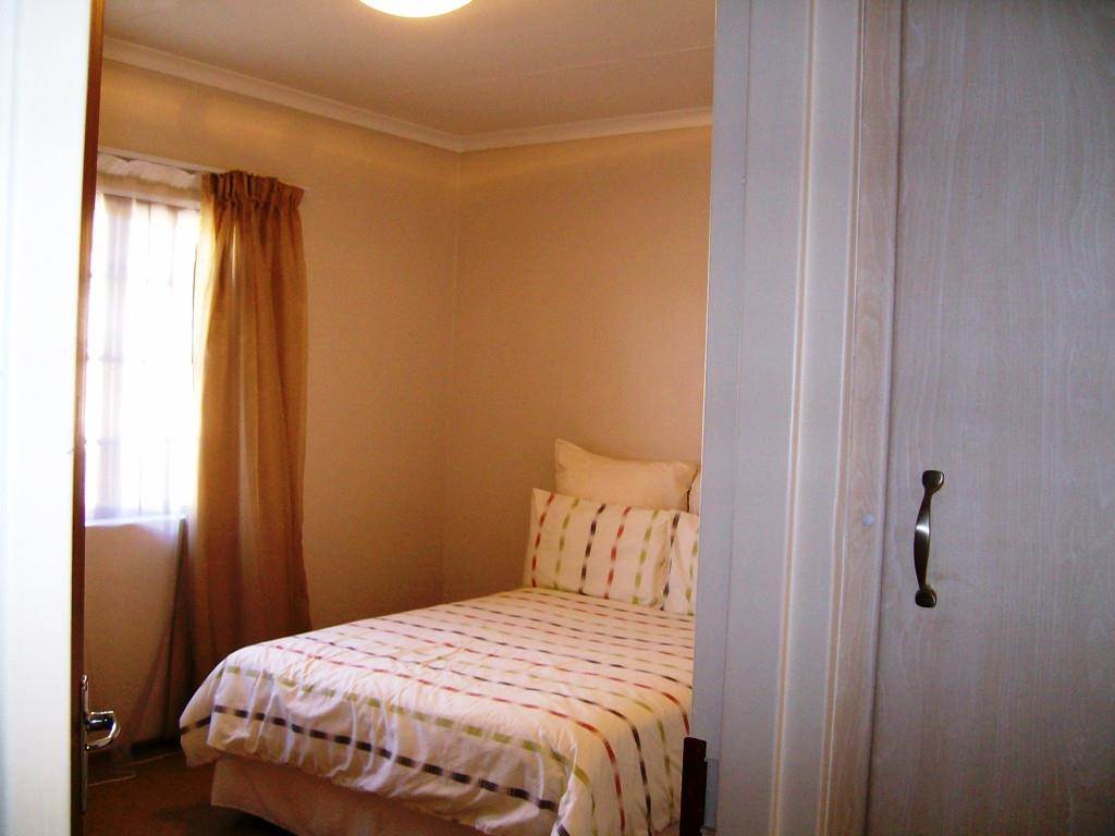 2 Bed Townhouse in Harrismith photo number 8