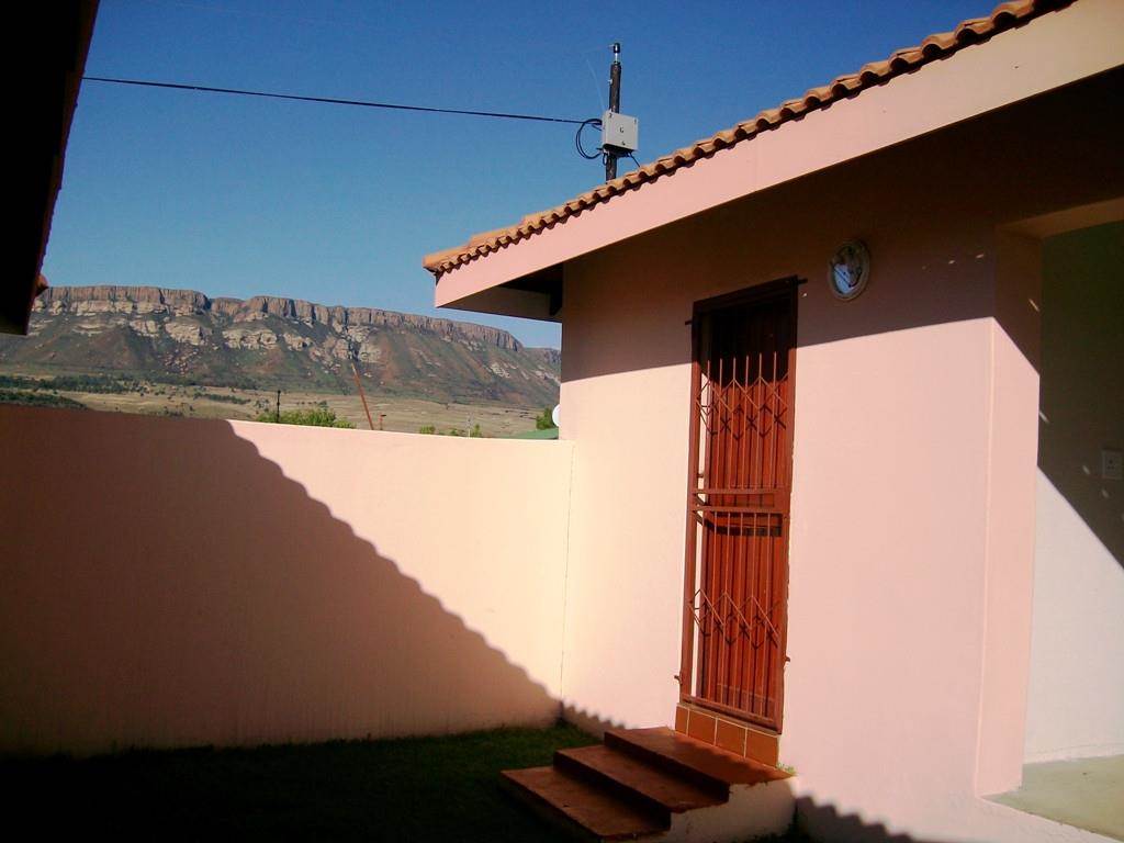 2 Bed Townhouse in Harrismith photo number 9
