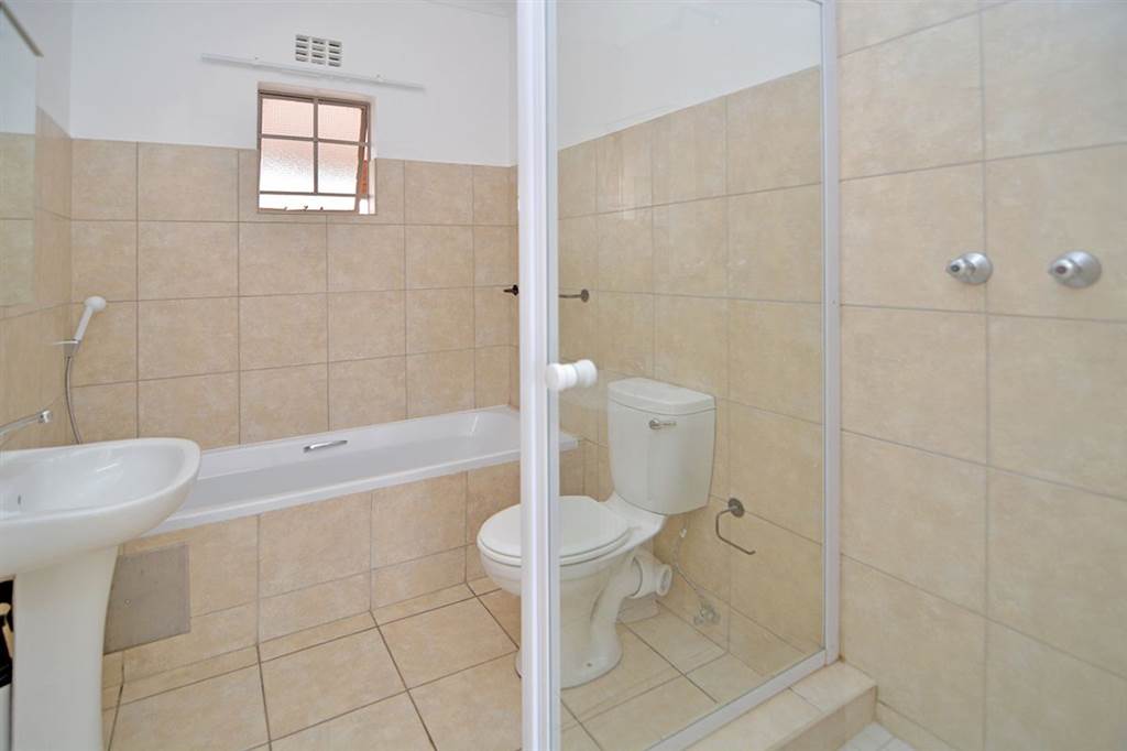2 Bed Apartment in Edenvale photo number 11