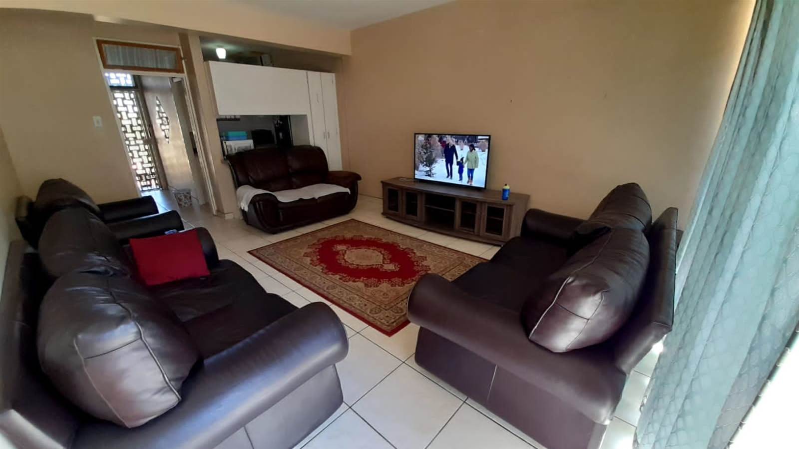 2 Bed Apartment in Bloemfontein photo number 2