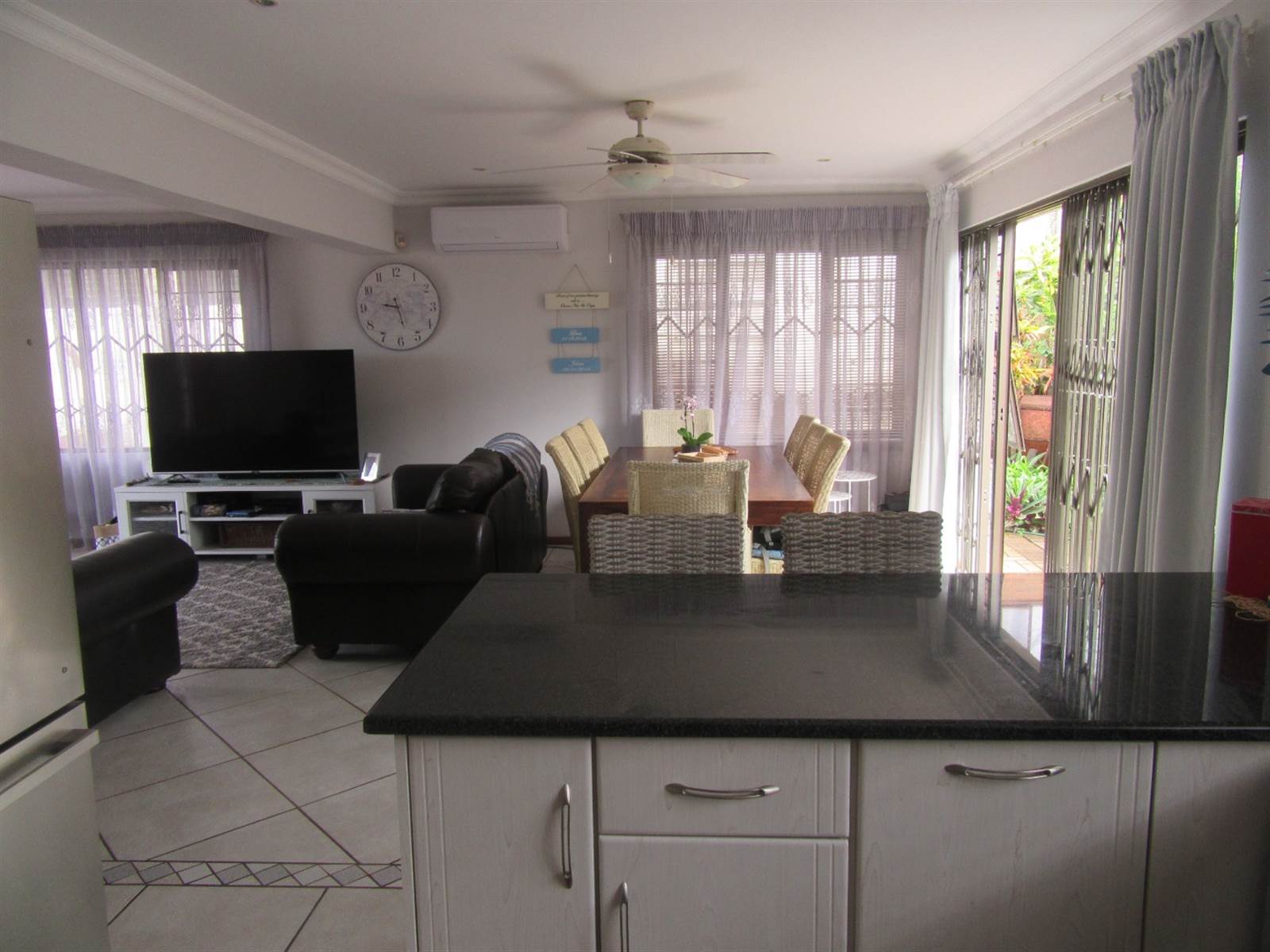 3 Bed Townhouse in Scottburgh Central photo number 8