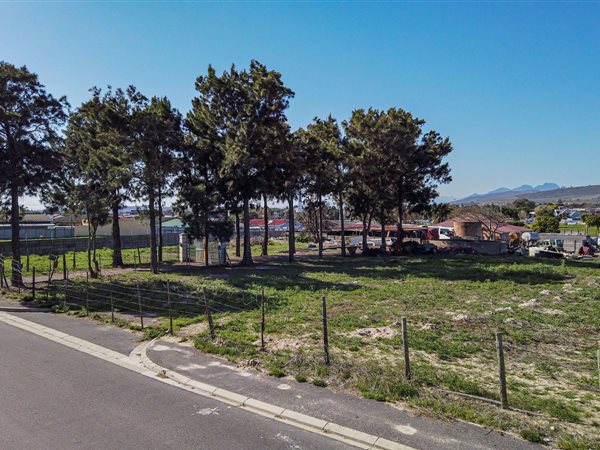 9 306 m² Land