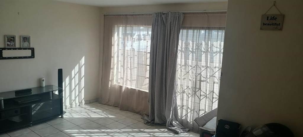 2 Bed Apartment in Witbank Central photo number 10