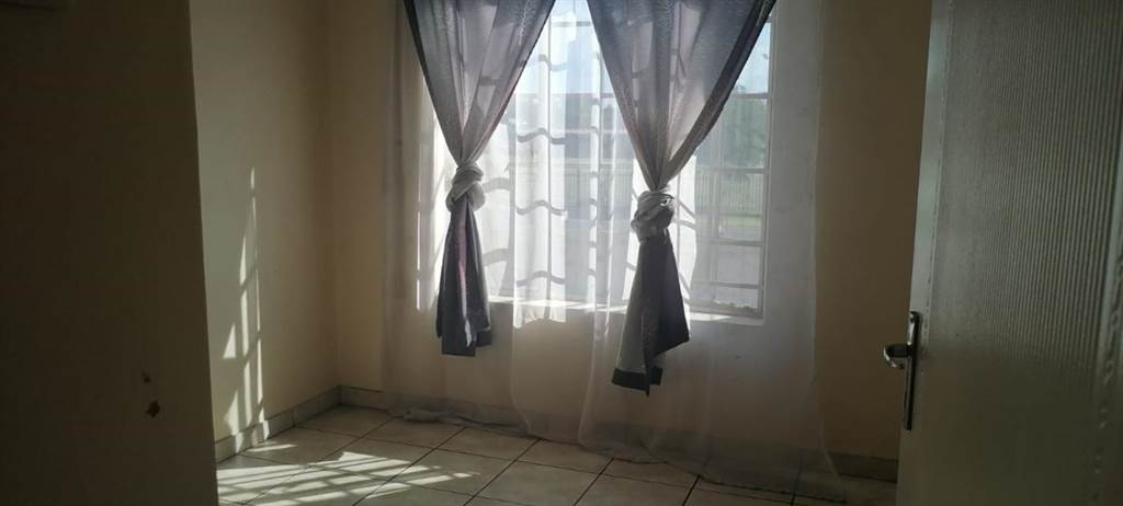 2 Bed Apartment in Witbank Central photo number 20