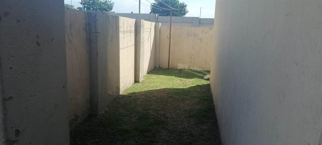 2 Bed Apartment in Witbank Central photo number 4