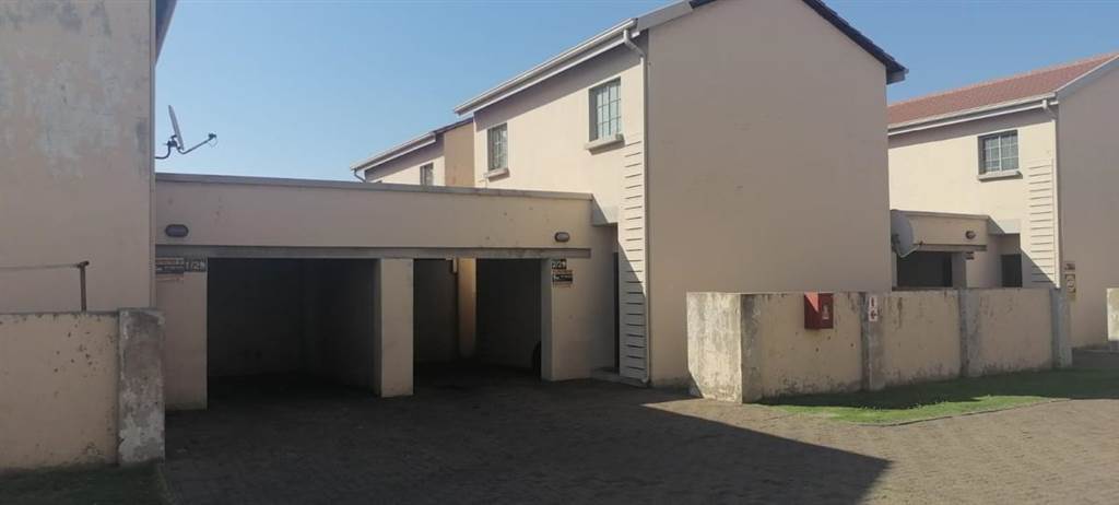 2 Bed Apartment in Witbank Central photo number 16