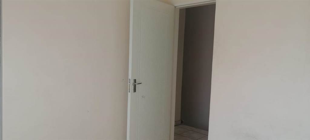 2 Bed Apartment in Witbank Central photo number 18