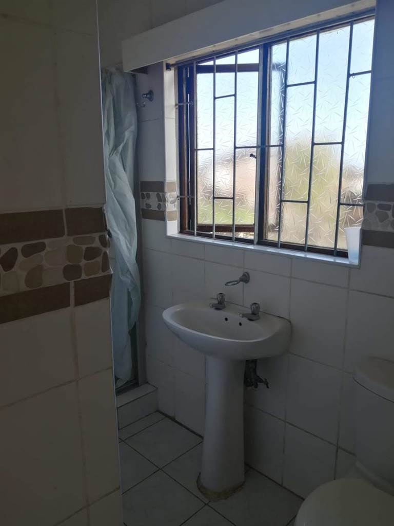 2 Bed Townhouse in Scottburgh Central photo number 4