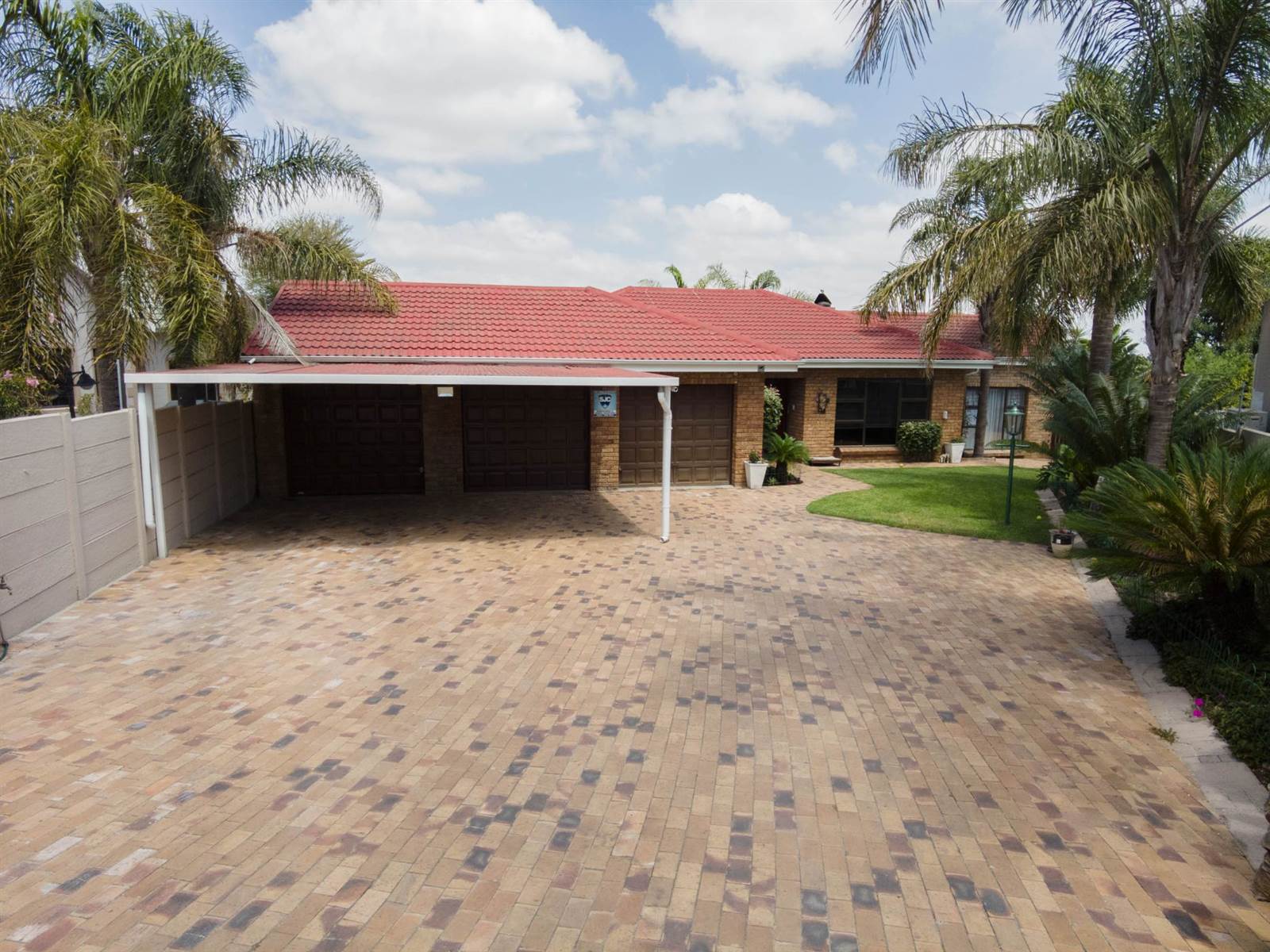 6 Bed House in Protea Heights photo number 1