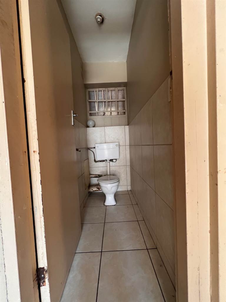 1.5 Bed Apartment in Braamfontein photo number 12