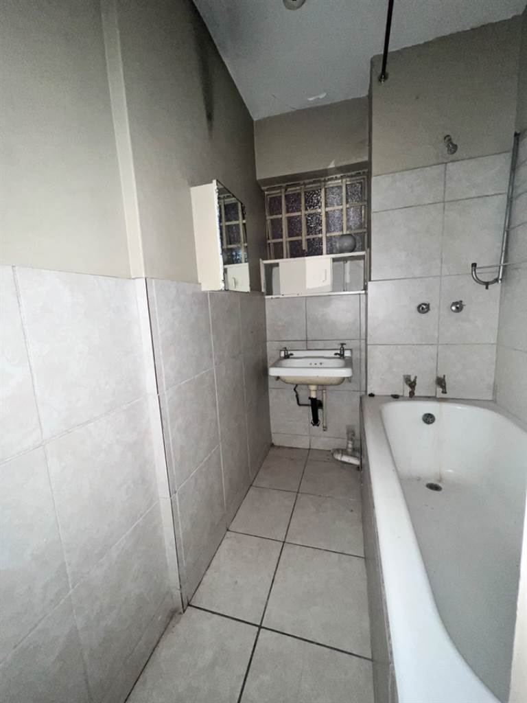 1.5 Bed Apartment in Braamfontein photo number 10