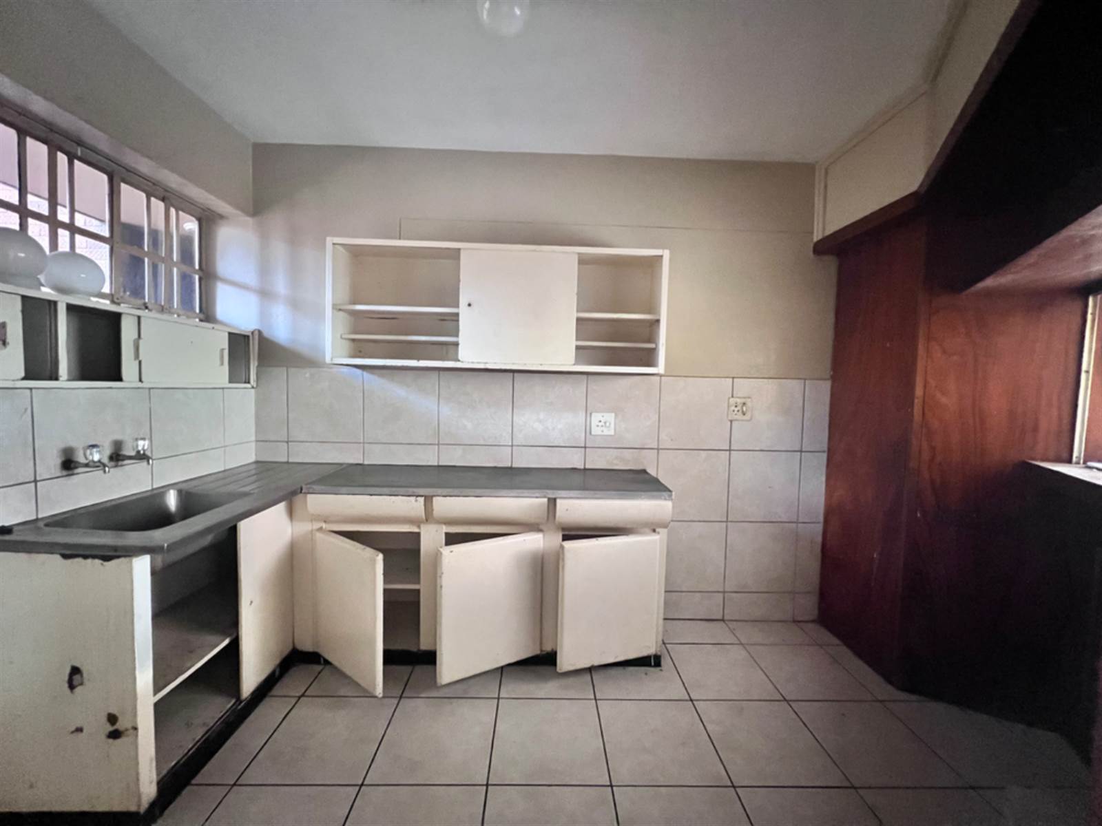 1.5 Bed Apartment in Braamfontein photo number 2