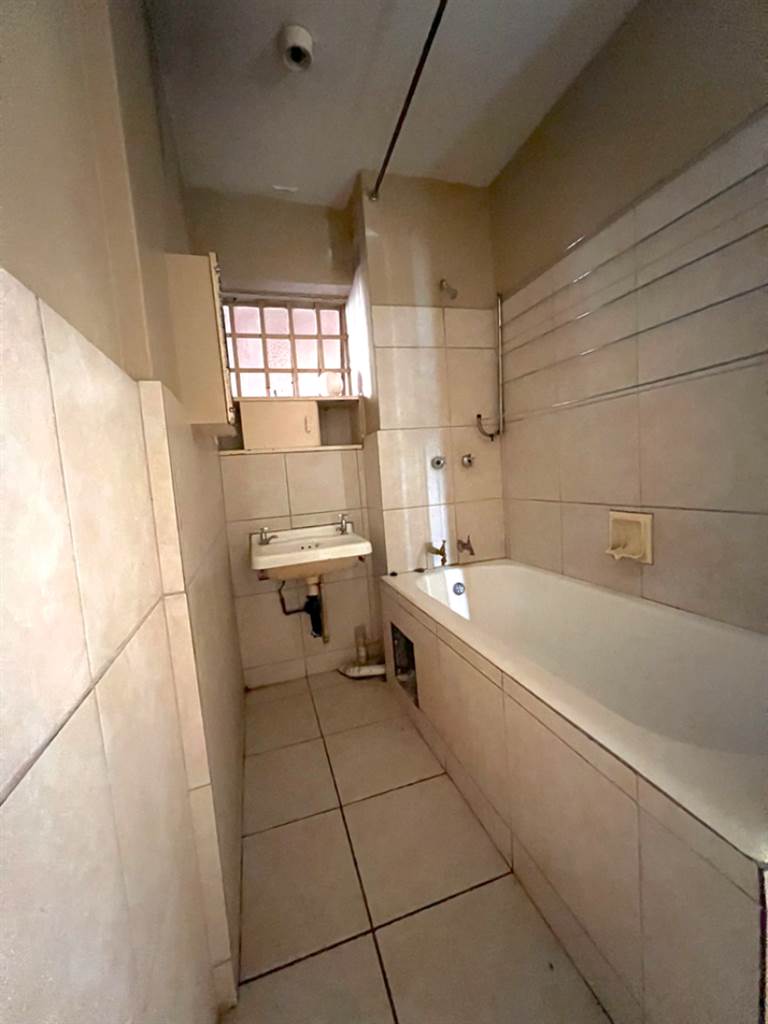 1.5 Bed Apartment in Braamfontein photo number 5