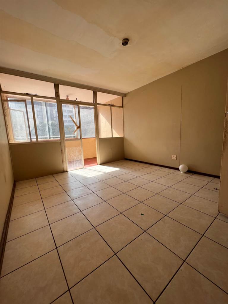 1.5 Bed Apartment in Braamfontein photo number 4