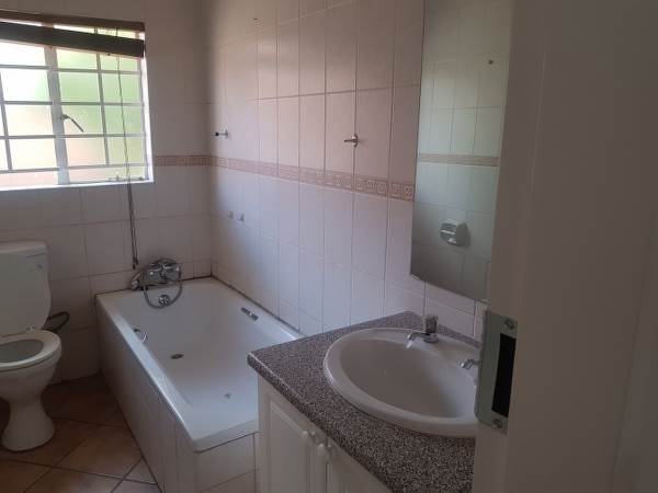 4 Bed Townhouse in Magalieskruin photo number 17