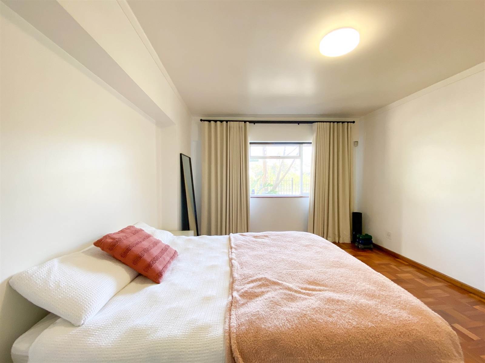 1 Bed Apartment in Oranjezicht photo number 14